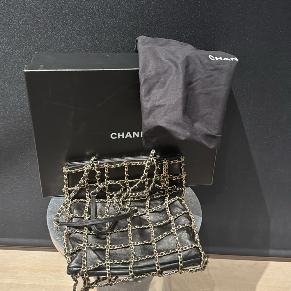 Chanel 2020 black lambskin bag with gold chains in excellent like new condition